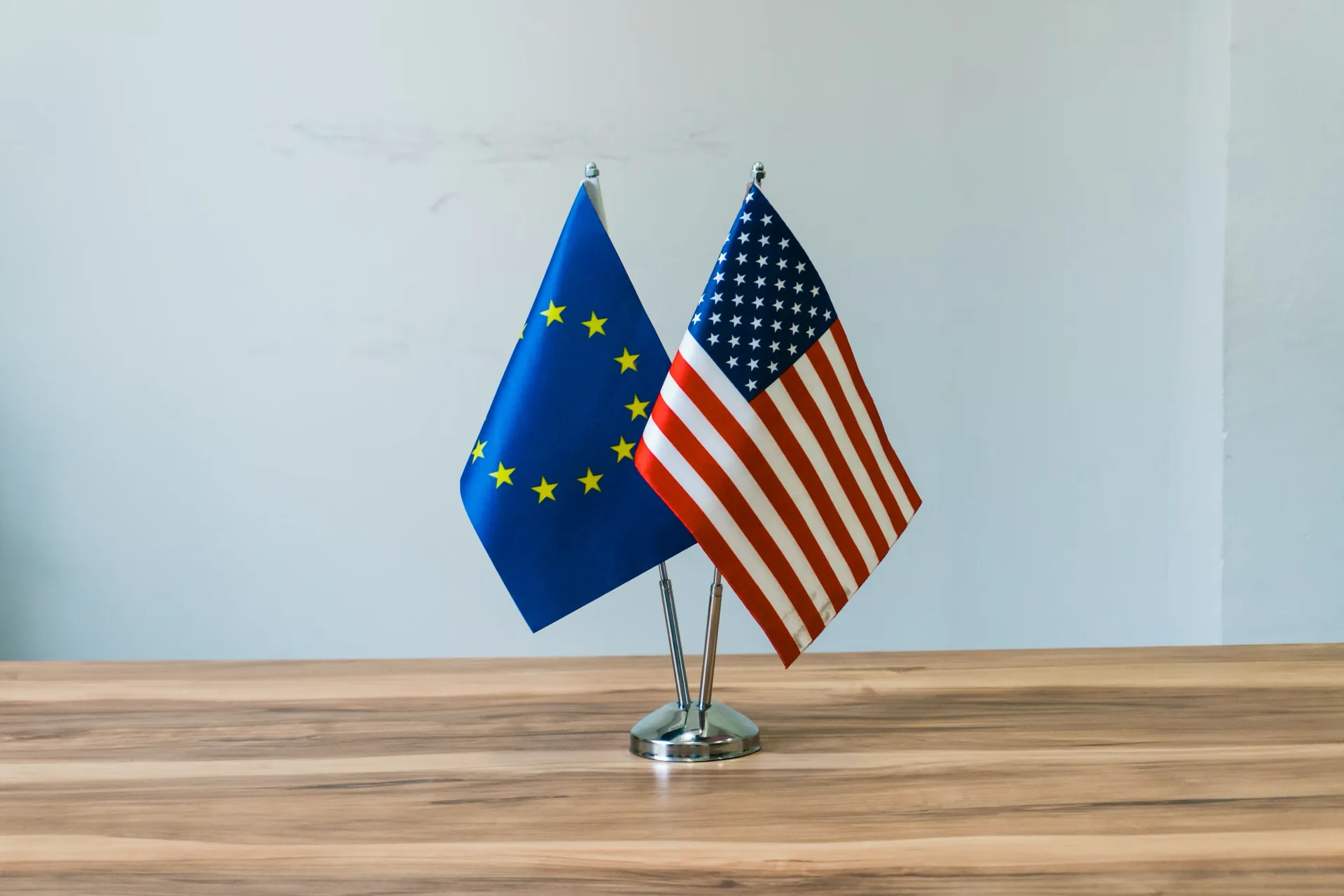 Illustratie van EU- en Amerikaanse jurisdictie rond een Cloudflare-pictogram